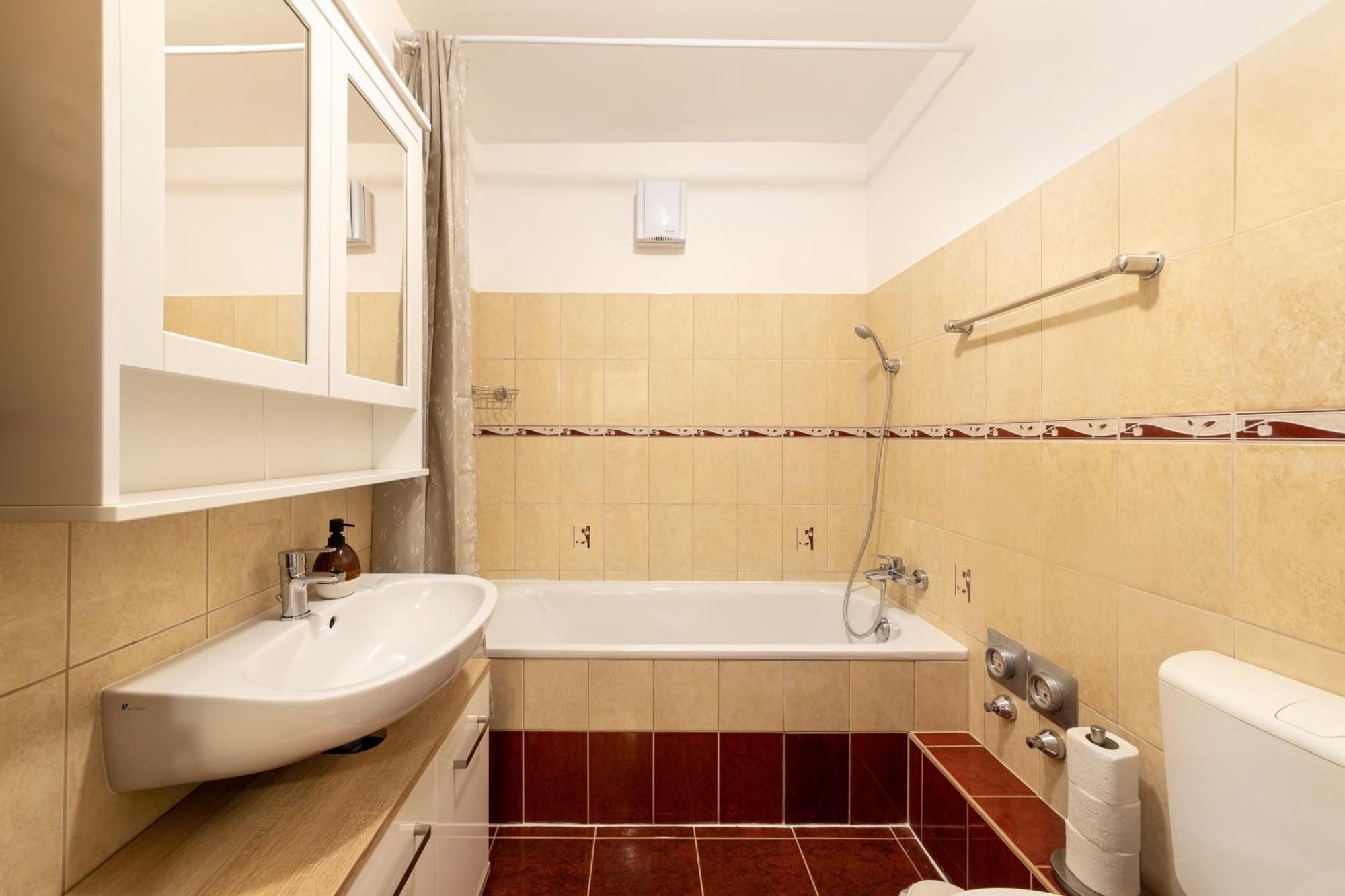 Center Budget Apartment Inside Free Parking Self Check-In Free Streaming Ac Balcony บูดาเปสต์ ภายนอก รูปภาพ